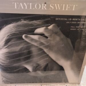 TAYLOR SWIFT  Black & Gray Portrait Wall Calendar